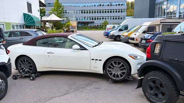 Weisses Cabriolet auf Rollhilfen vor einem MILA Einsatzfahrzeug