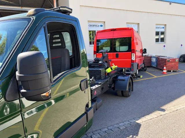 Autohilfe MILA bereitet einen roten Lieferwagen für den Abtransport vor