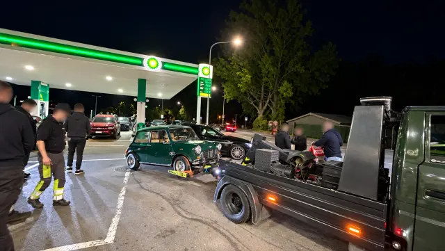 Anonymisierte nächtliche Aufnahme eines klassischen Kleinwagens durch Autohilfe MILA