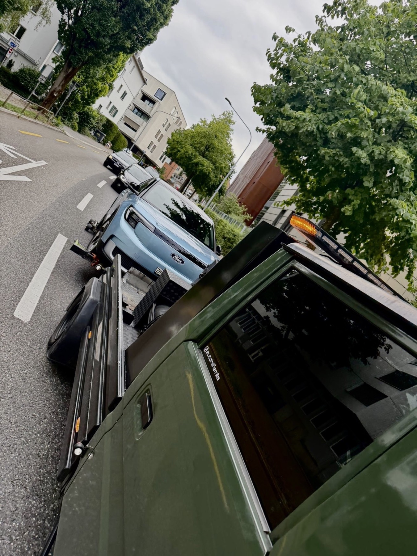 Aufnahme eines Personenwagens durch ein MILA Abschleppfahrzeug im Stadtgebiet