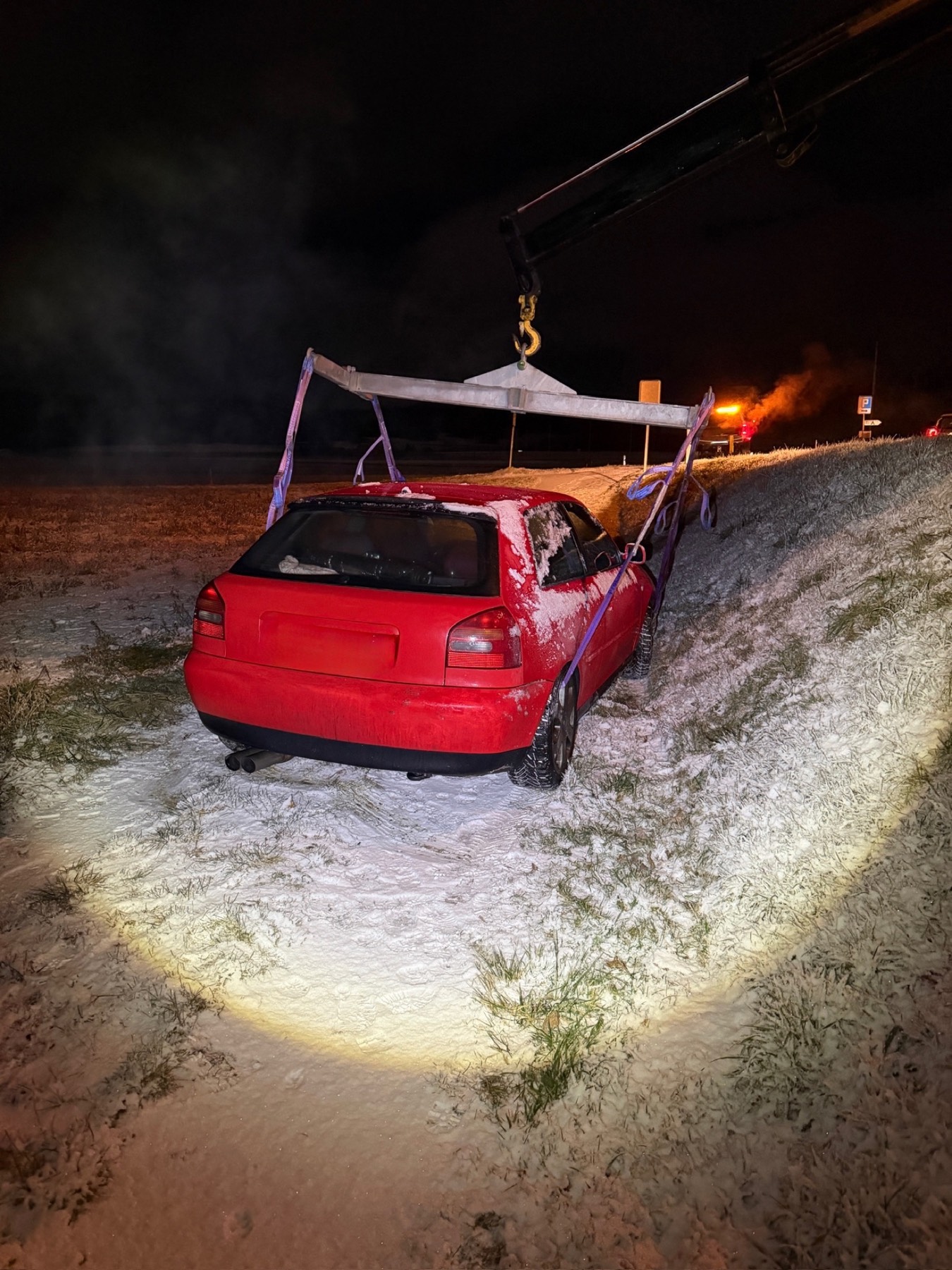 Kranbergung eines Fahrzeugs im Schnee durch Autohilfe MILA