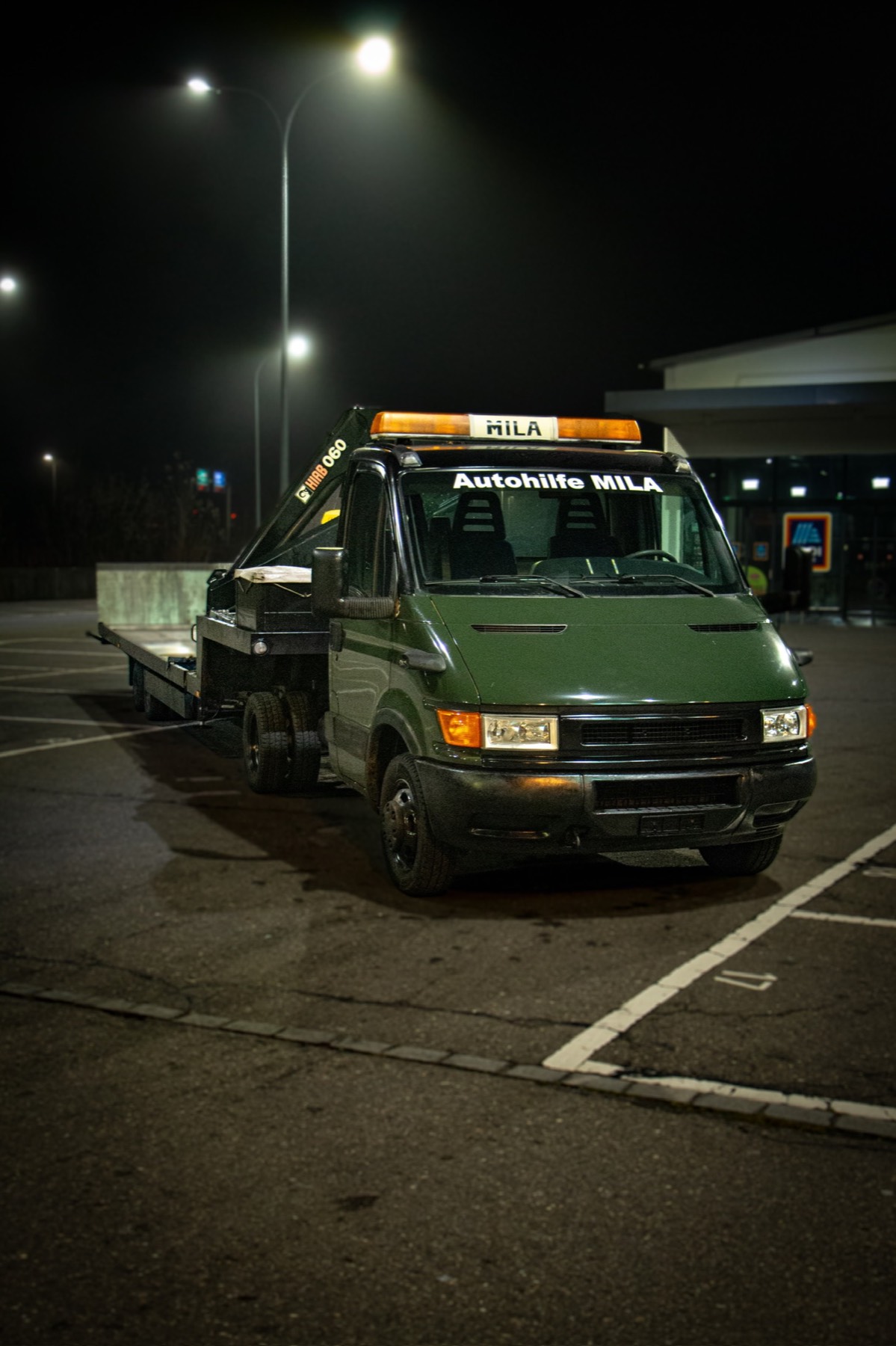 Iveco-Transportfahrzeug von MILA mit Plateau