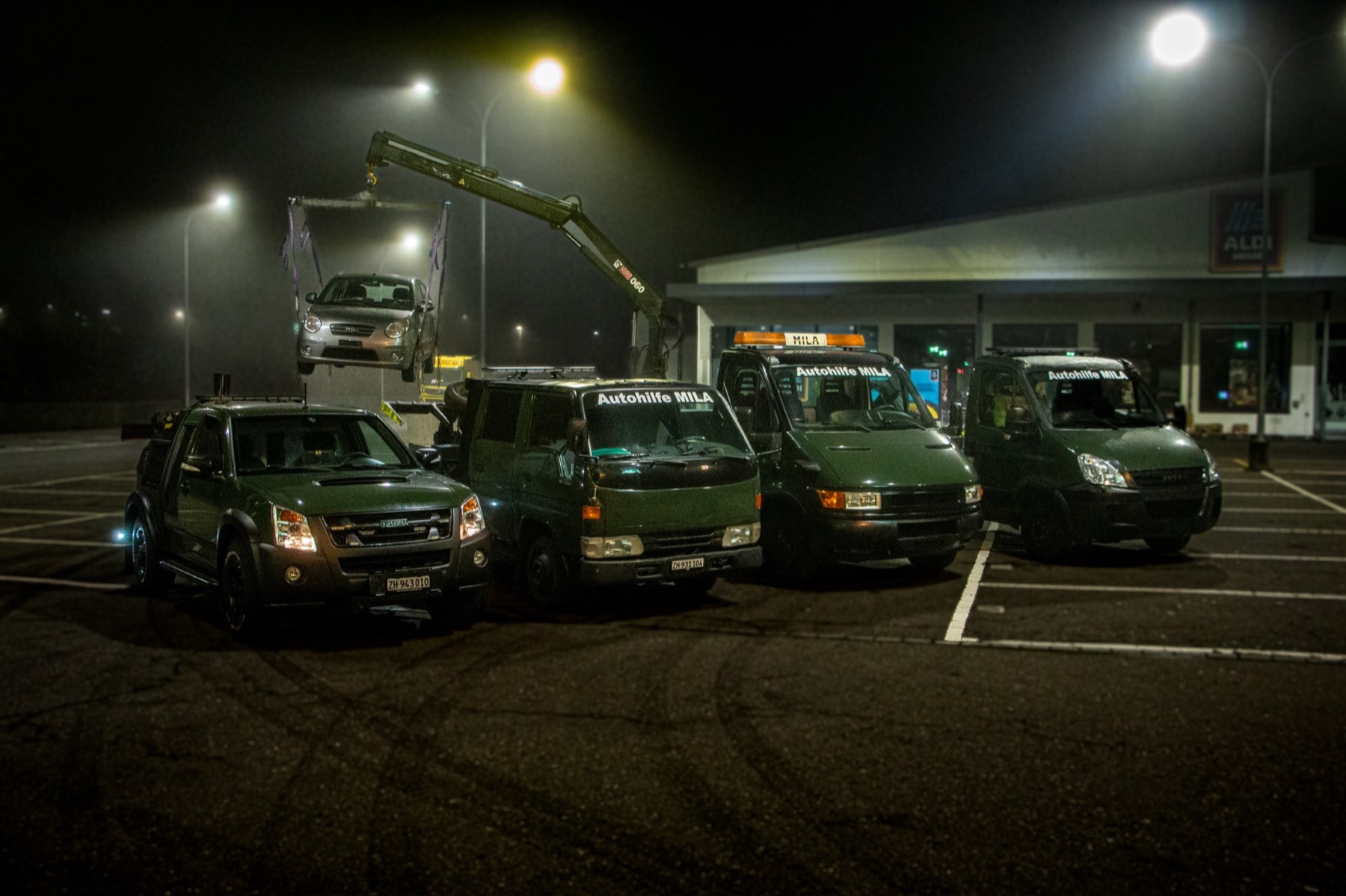 Fuhrpark von Autohilfe MILA bei Nacht