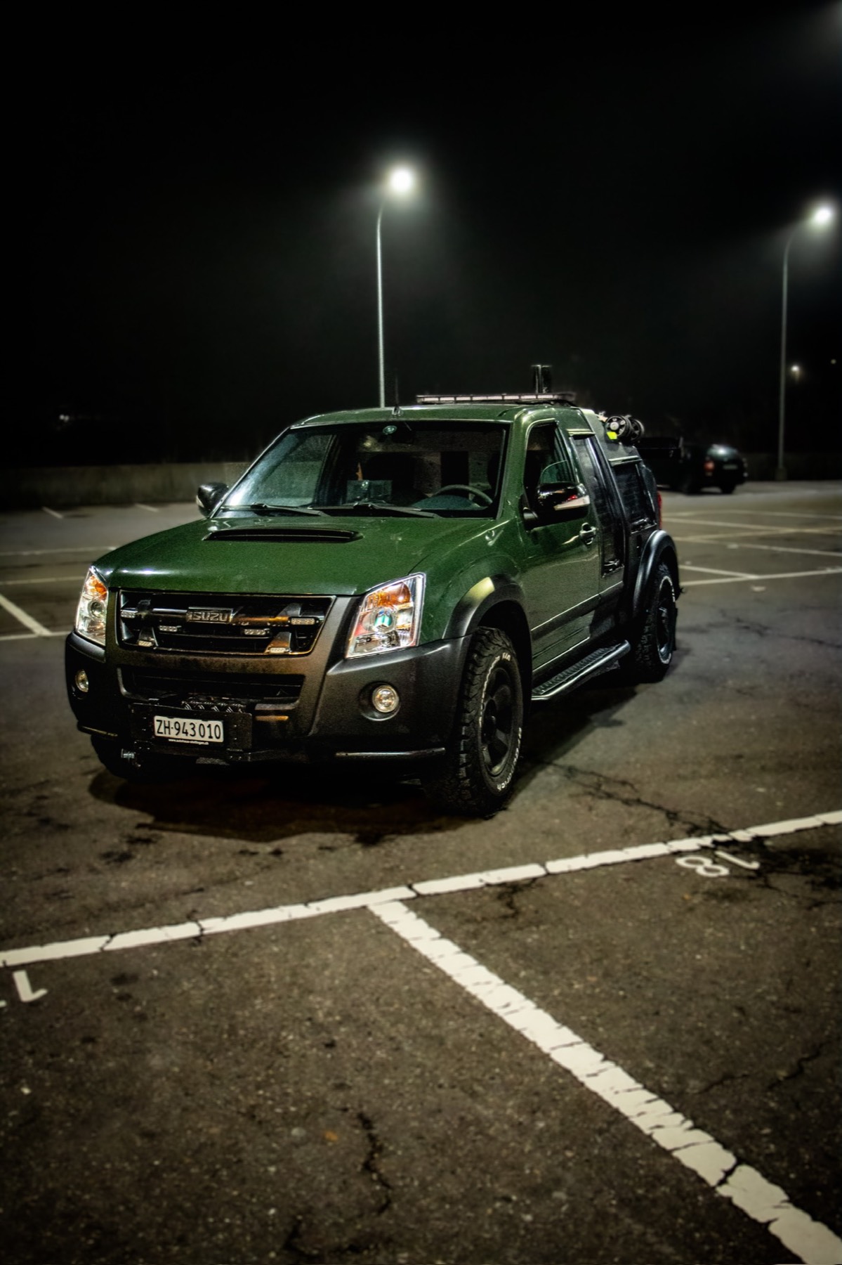Isuzu D-Max von Autohilfe MILA auf einem Parkplatz bei Nacht