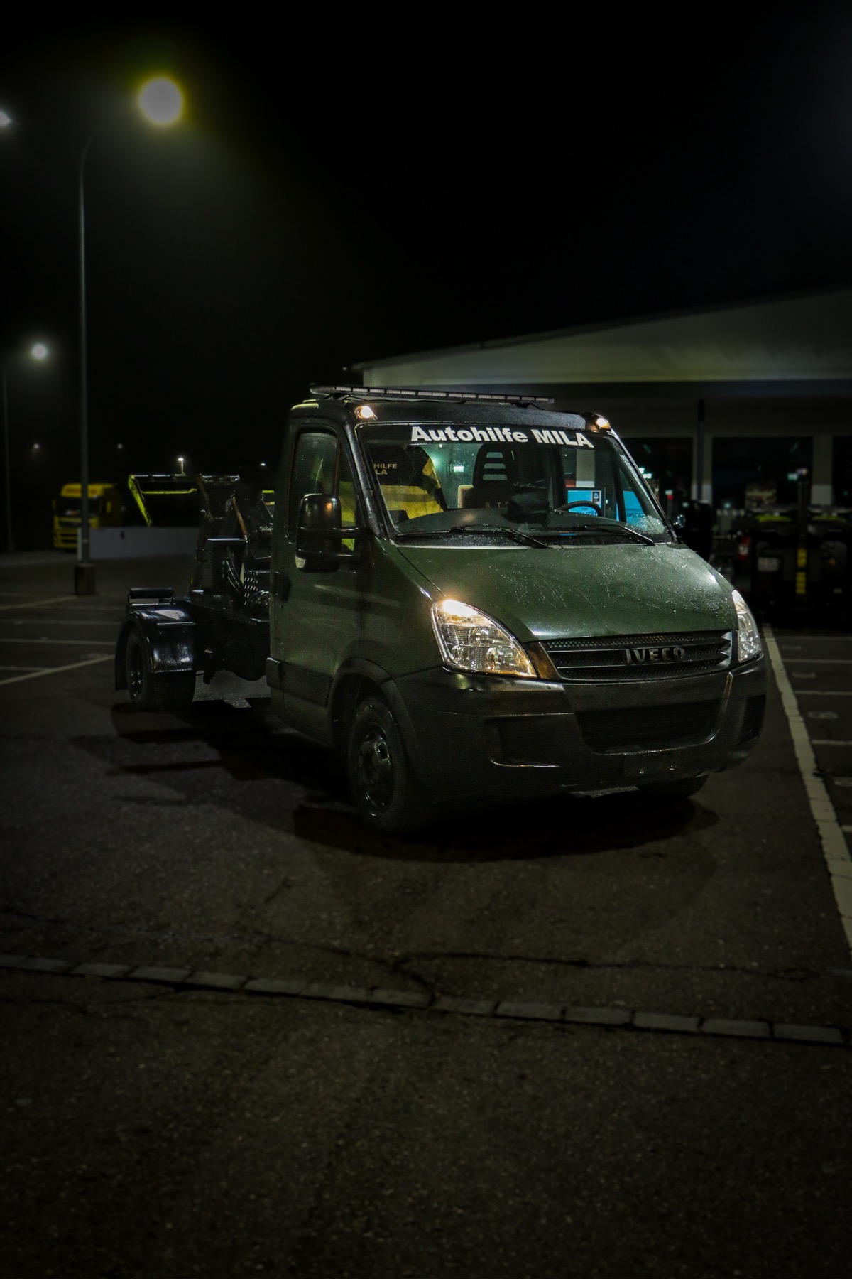 Iveco-Abschleppfahrzeug mit Hubbrille von Autohilfe MILA aus tiefer schräger Frontansicht