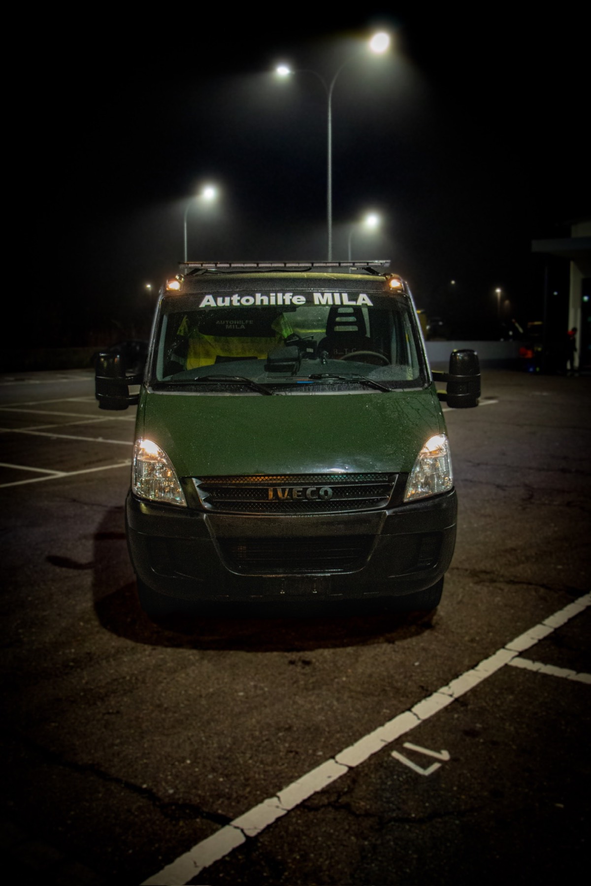 Frontansicht des Iveco Daily Hubbrillenfahrzeugs von Autohilfe MILA bei Nacht