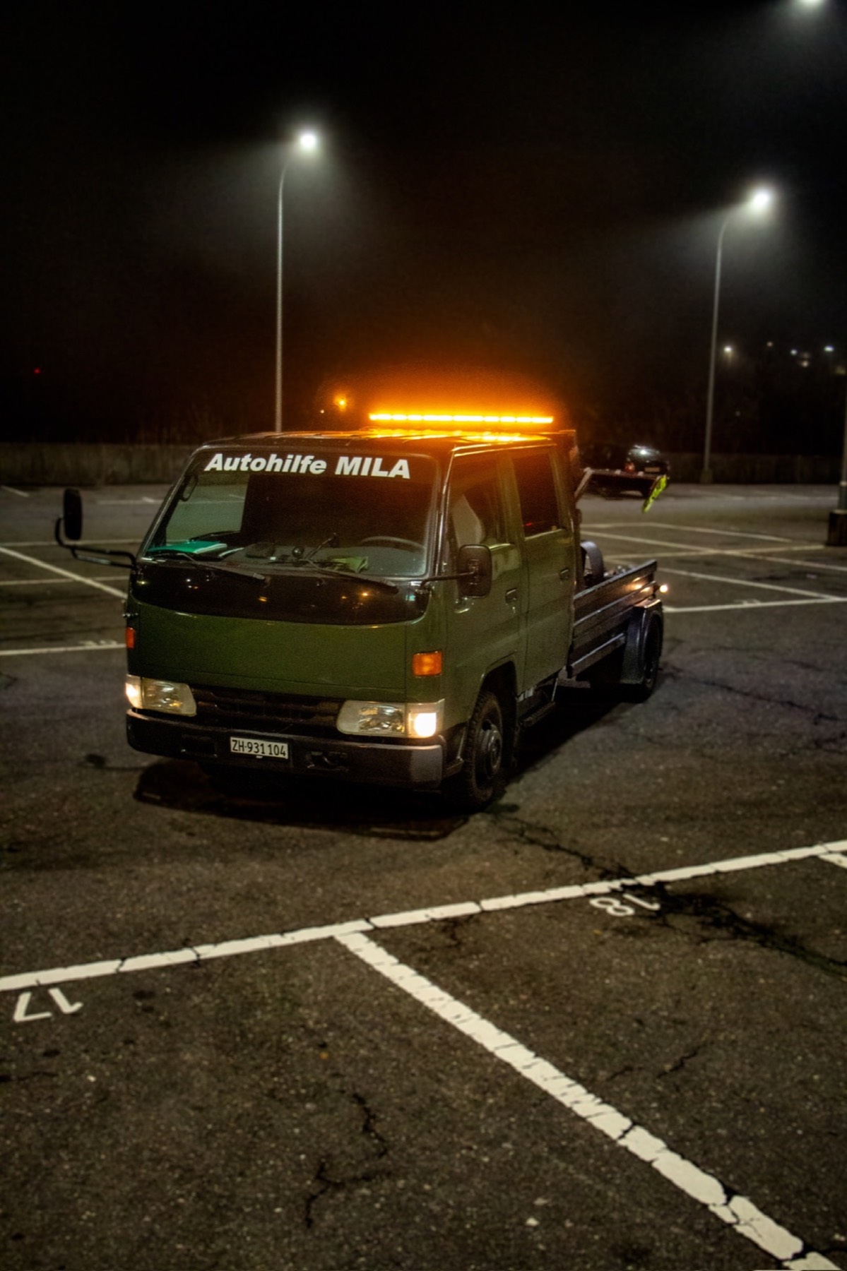 Toyota Dyna Langversion von Autohilfe MILA bei Nacht in schräger Frontansicht