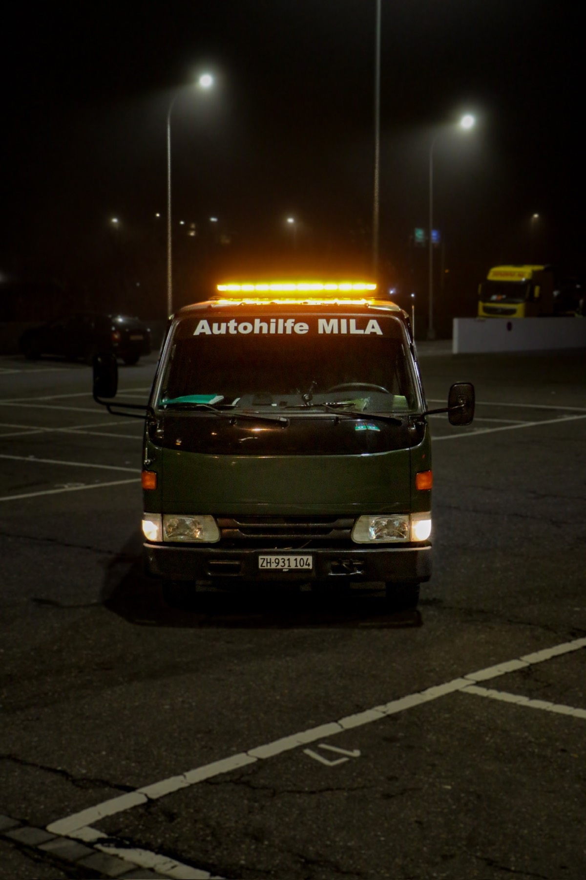 Frontansicht der Toyota Dyna Langversion von Autohilfe MILA mit LED-Warnbalken