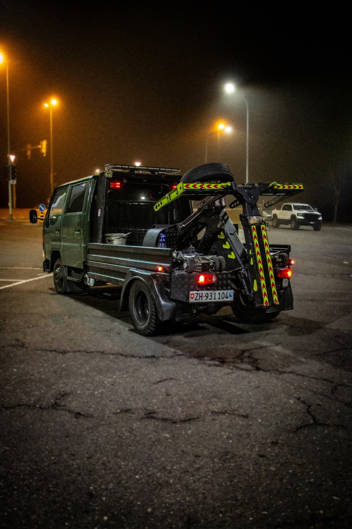 Ferngesteuerte Hubbrille und Zwillingsbereifung der Toyota Dyna Langversion von Autohilfe MILA