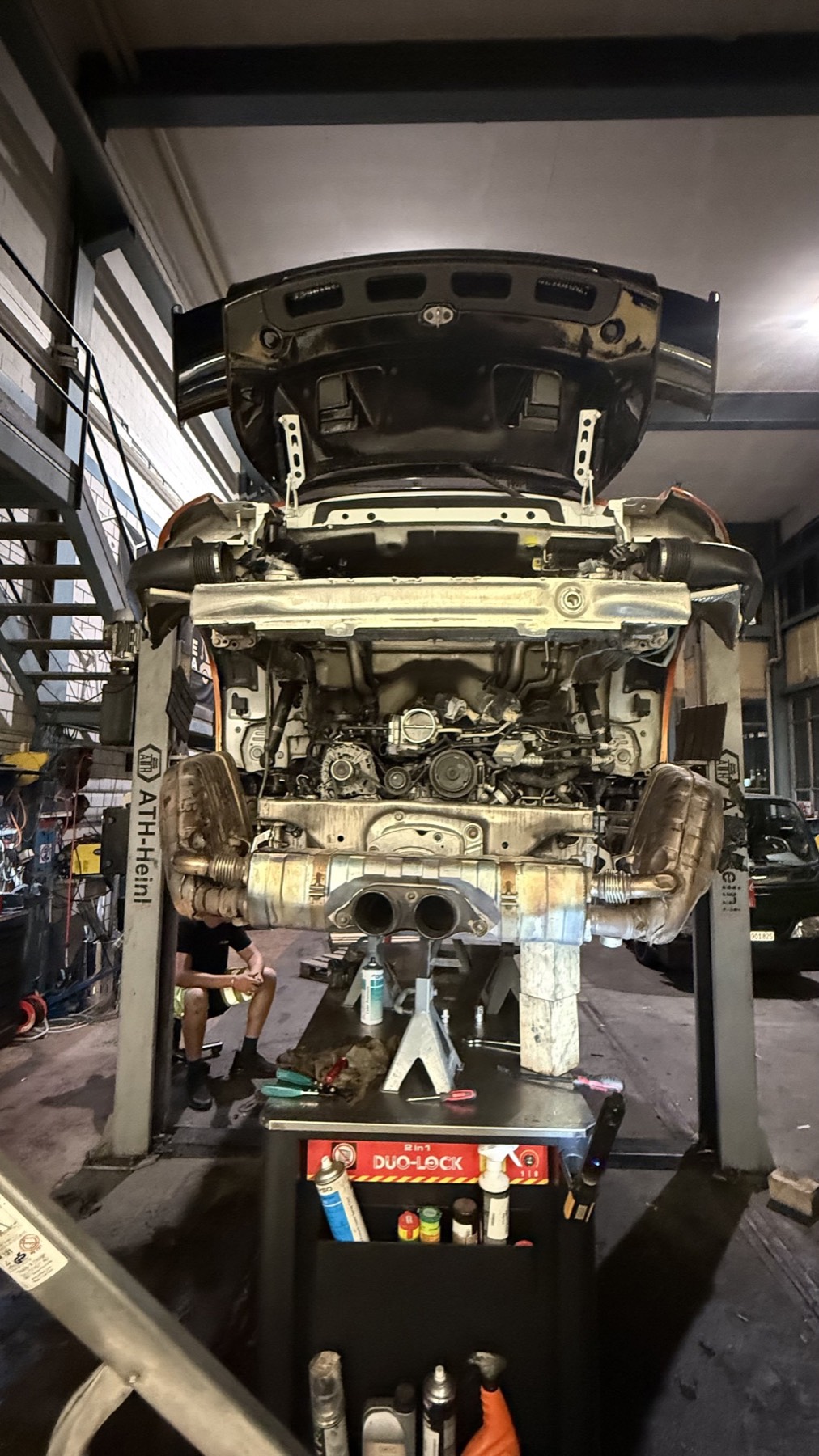 Geöffnetes und teilweise zerlegtes Fahrzeug während einer umfangreichen Werkstattarbeit bei Autohilfe MILA