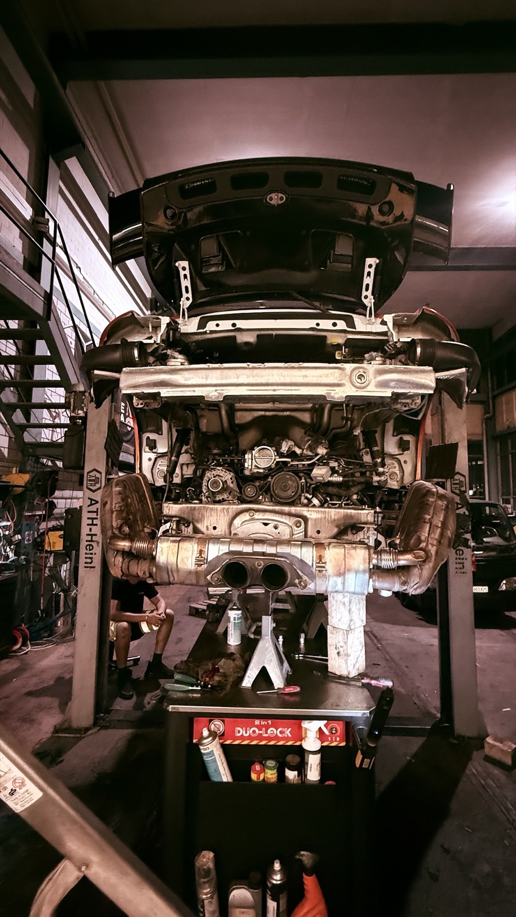 Teilzerlegtes Fahrzeug auf der Hebebühne während einer Reparatur