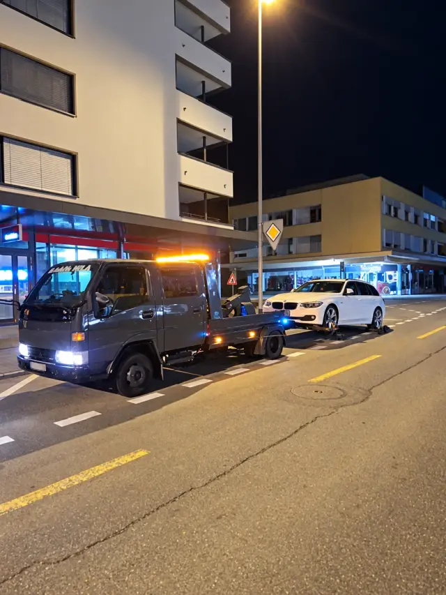 MILA Abschleppfahrzeug mit anonymisiertem Personenwagen bei Nacht