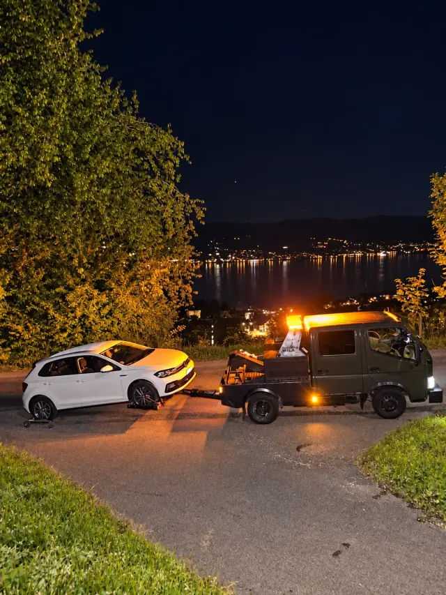 Nächtliche Fahrzeugbergung auf einer abschüssigen Zufahrt