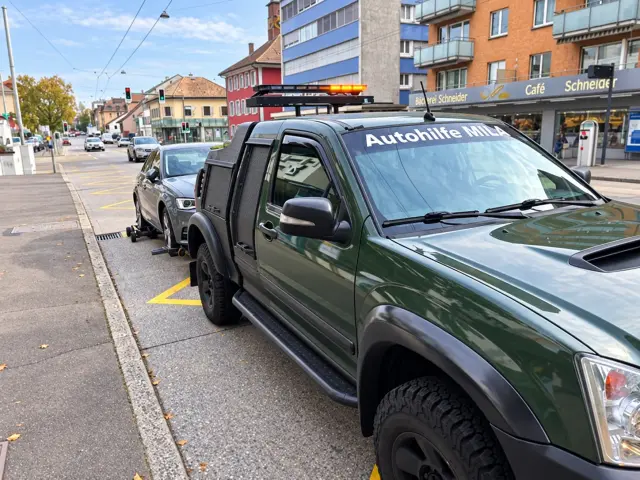 Autohilfe MILA nimmt einen Personenwagen im Stadtgebiet auf