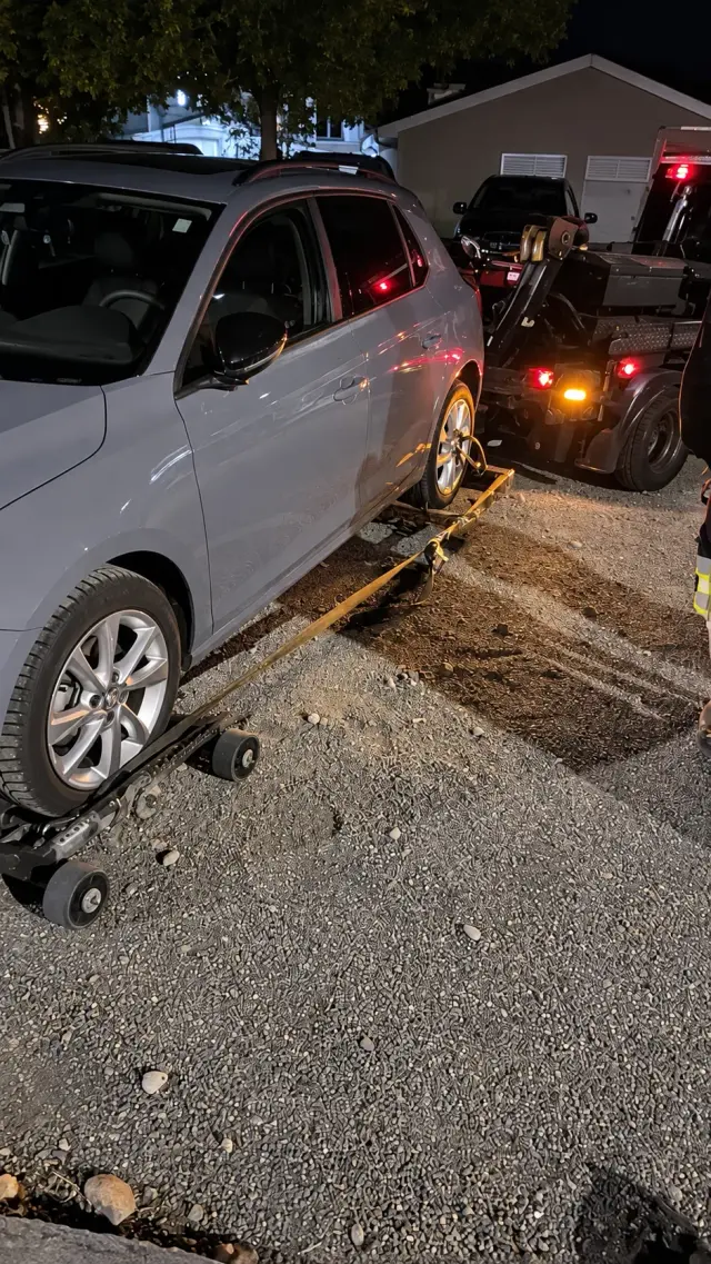 Nächtliche Fahrzeugbergung mit Rollhilfen durch Autohilfe MILA