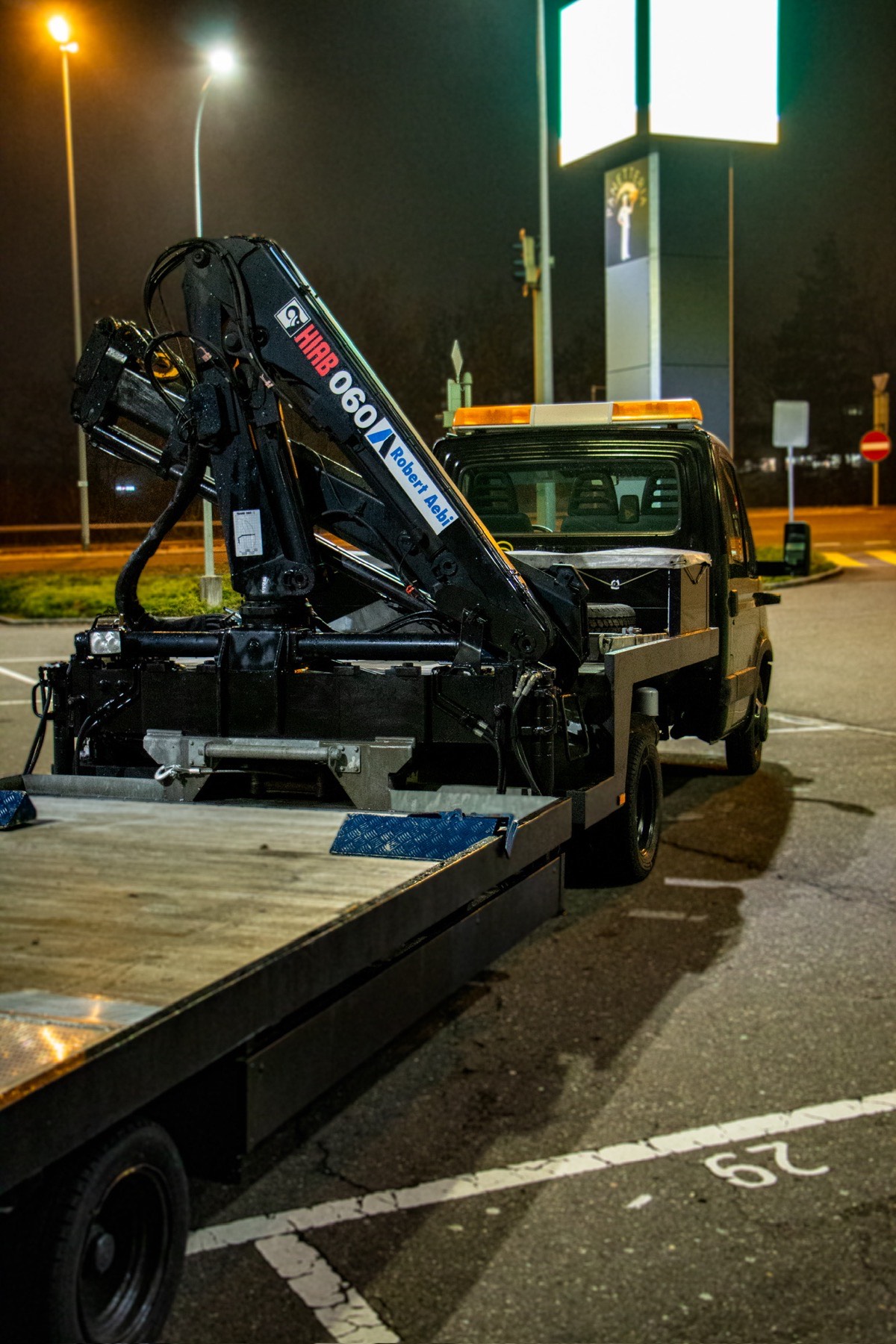 Ausgefahrenes Plateau und Kranaufbau am Iveco von Autohilfe MILA