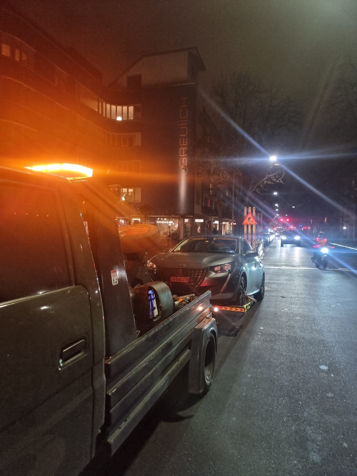 Abschleppvorgang mit Hubbrille auf einer Stadtstrasse bei Nacht
