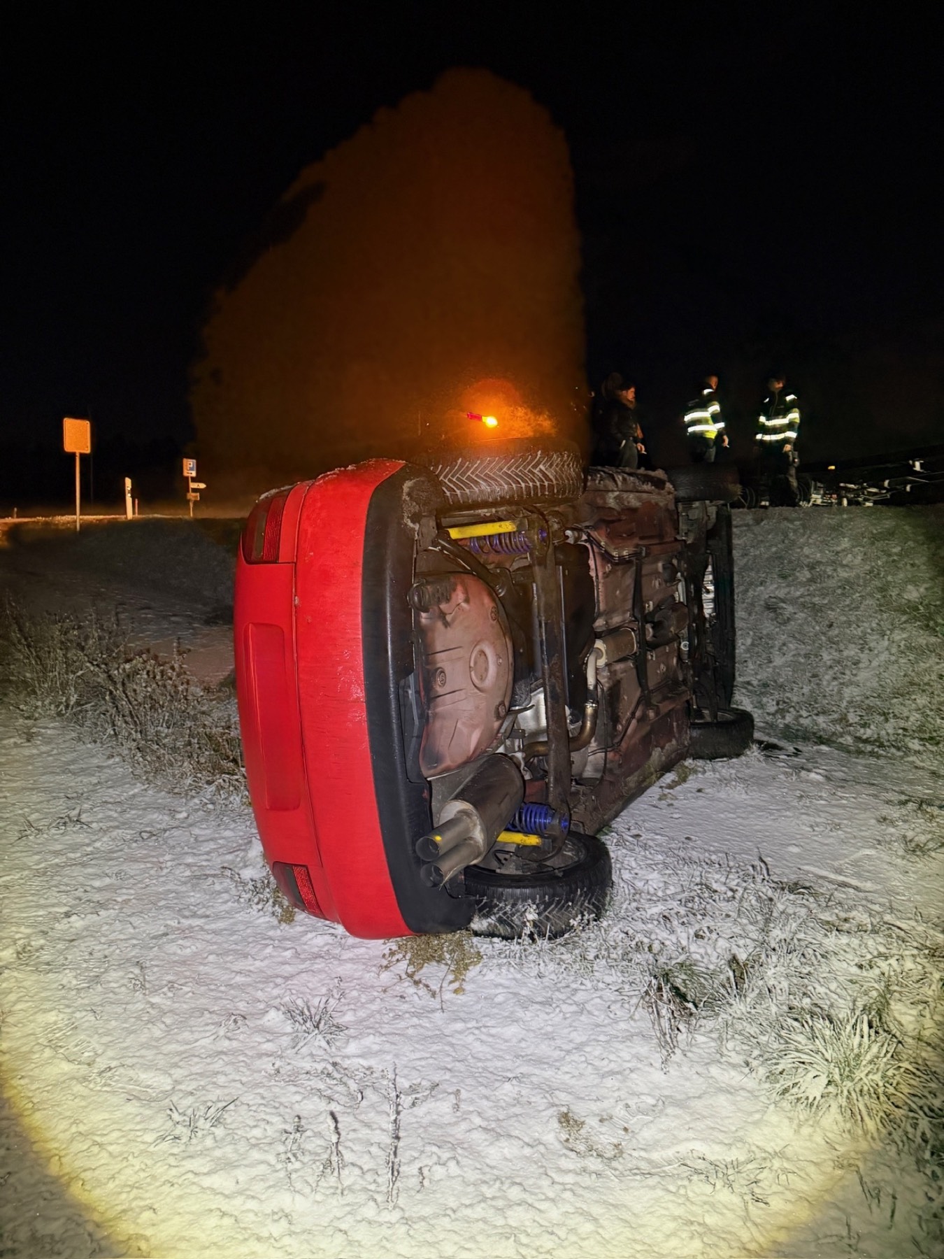 Unfallfahrzeug in Seitenlage bei einem Wintereinsatz