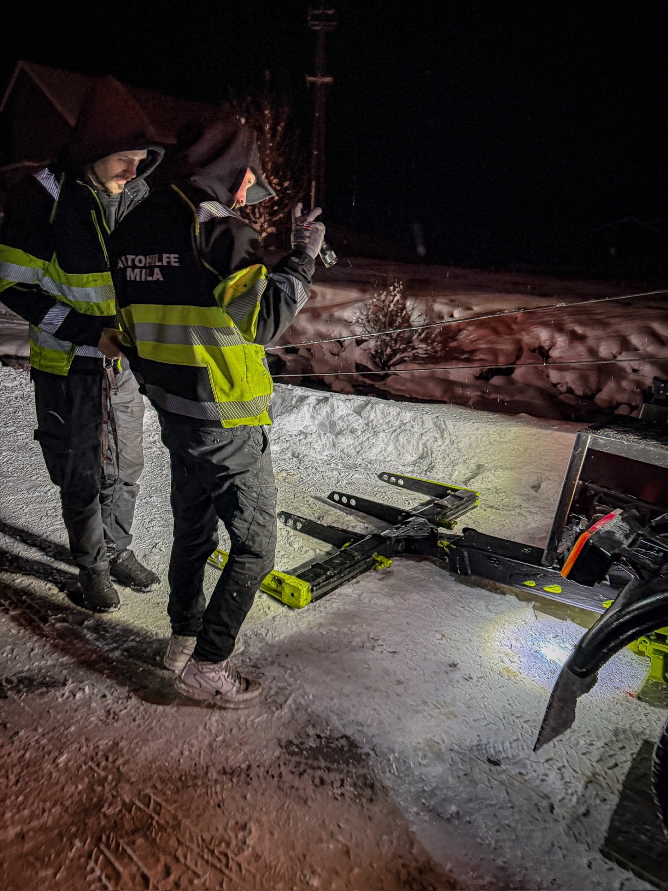 MILA Einsatzteam an Hubbrille und Bergeseil im Schnee