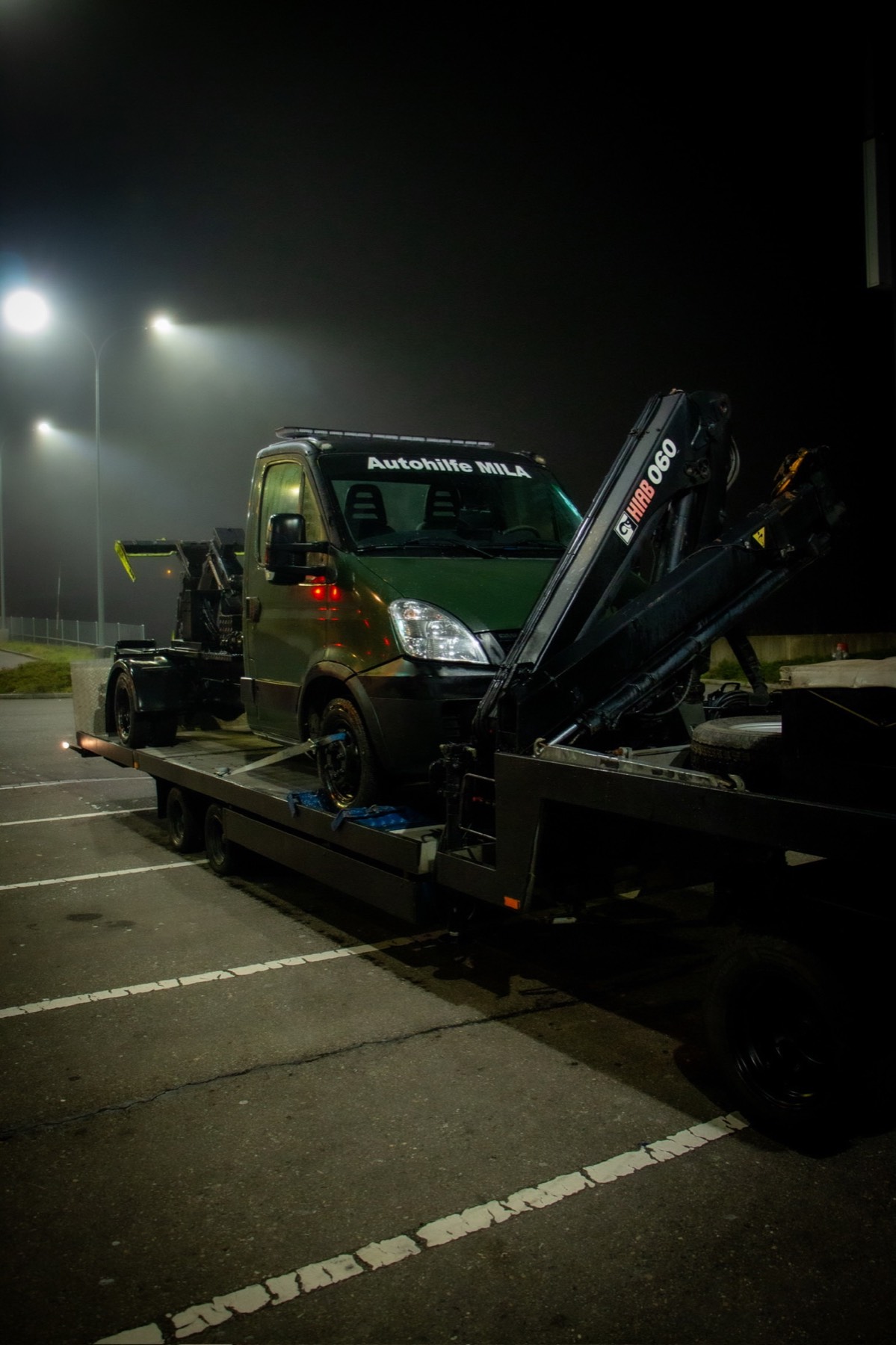 Iveco Plateau- und Kranfahrzeug von Autohilfe MILA bei Nacht