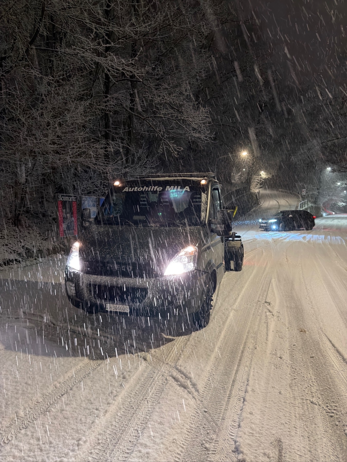 Iveco Abschleppfahrzeug von Autohilfe MILA bei starkem Schneefall