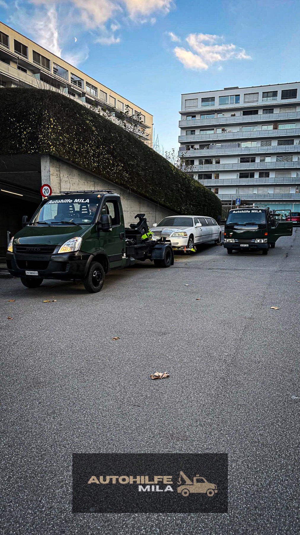 Zwei MILA Abschleppfahrzeuge mit einer langen Limousine