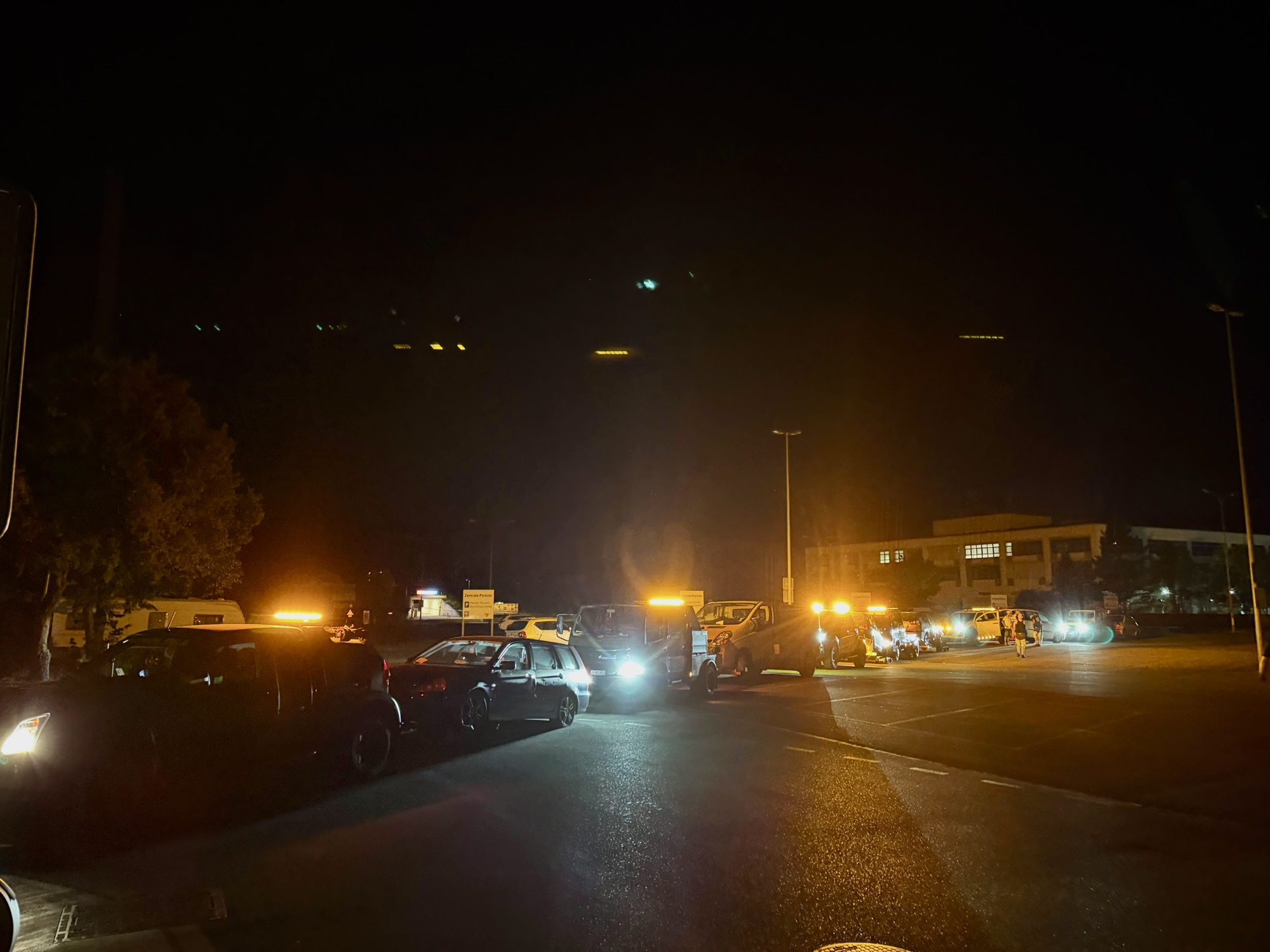 Mehrere Einsatzfahrzeuge mit eingeschalteter Warnbeleuchtung bei Nacht