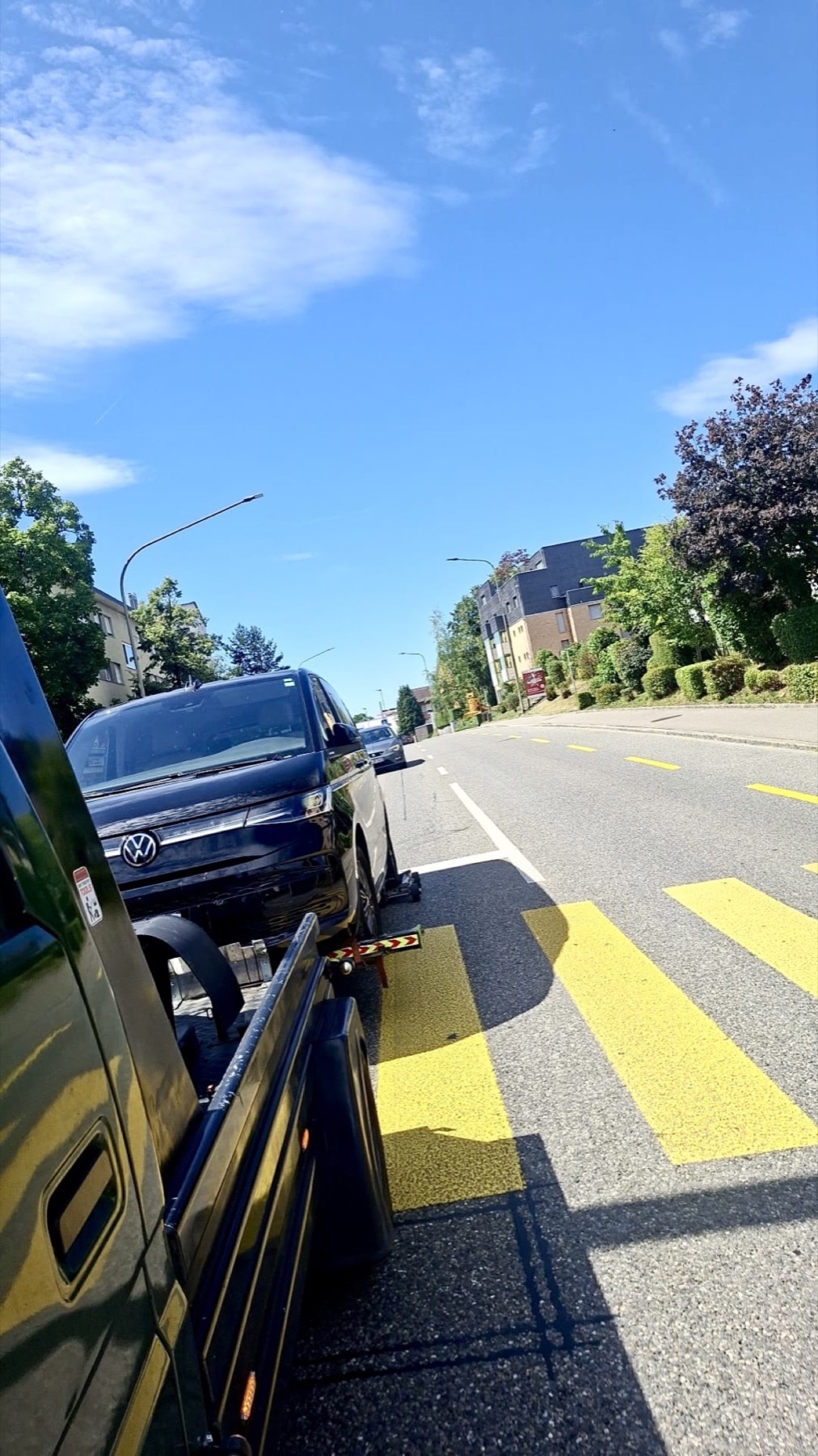 MILA Abschleppfahrzeug bei der Aufnahme eines Transporters auf einer Stadtstrasse