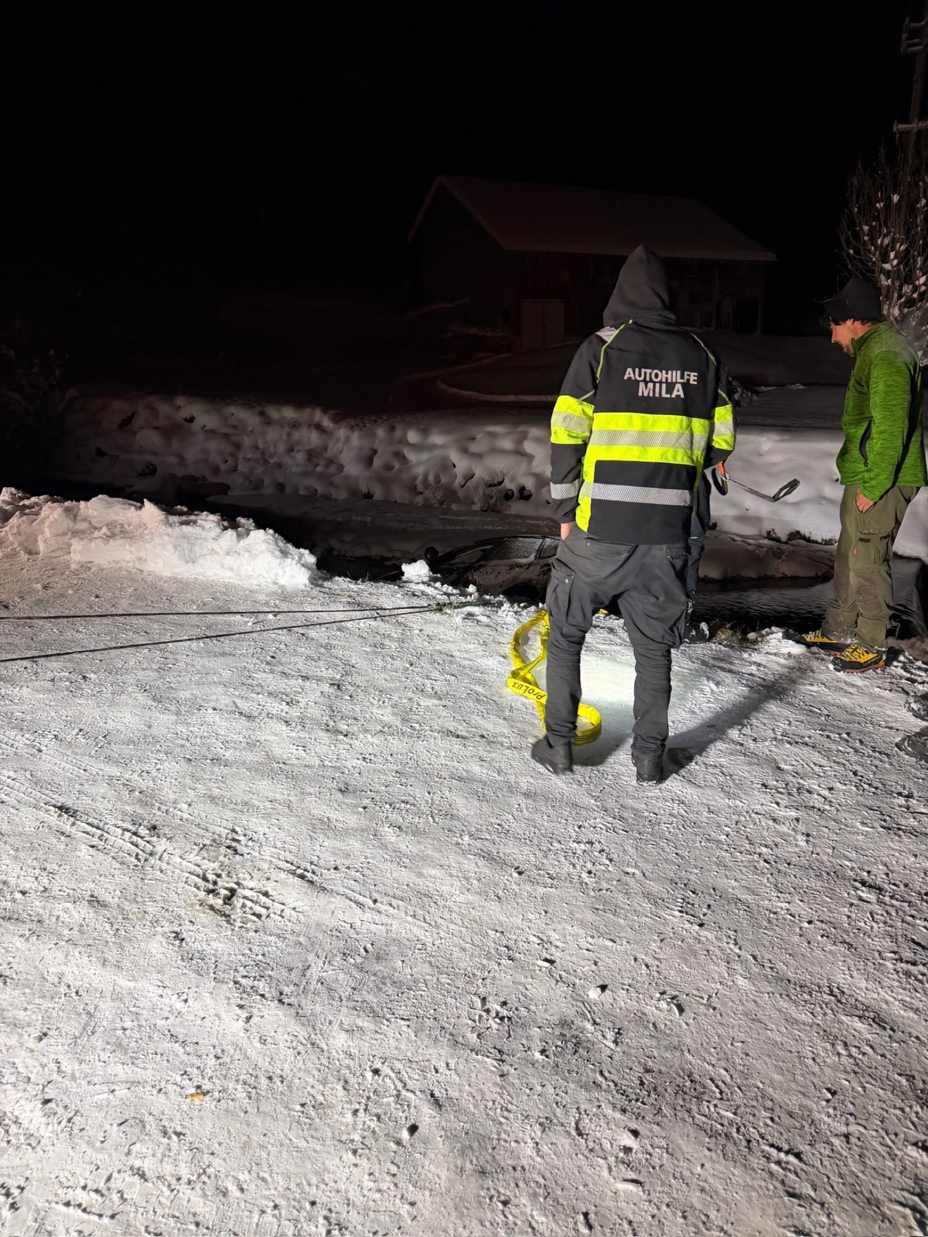 Vorbereitung einer Fahrzeugbergung im Schnee durch das MILA Team