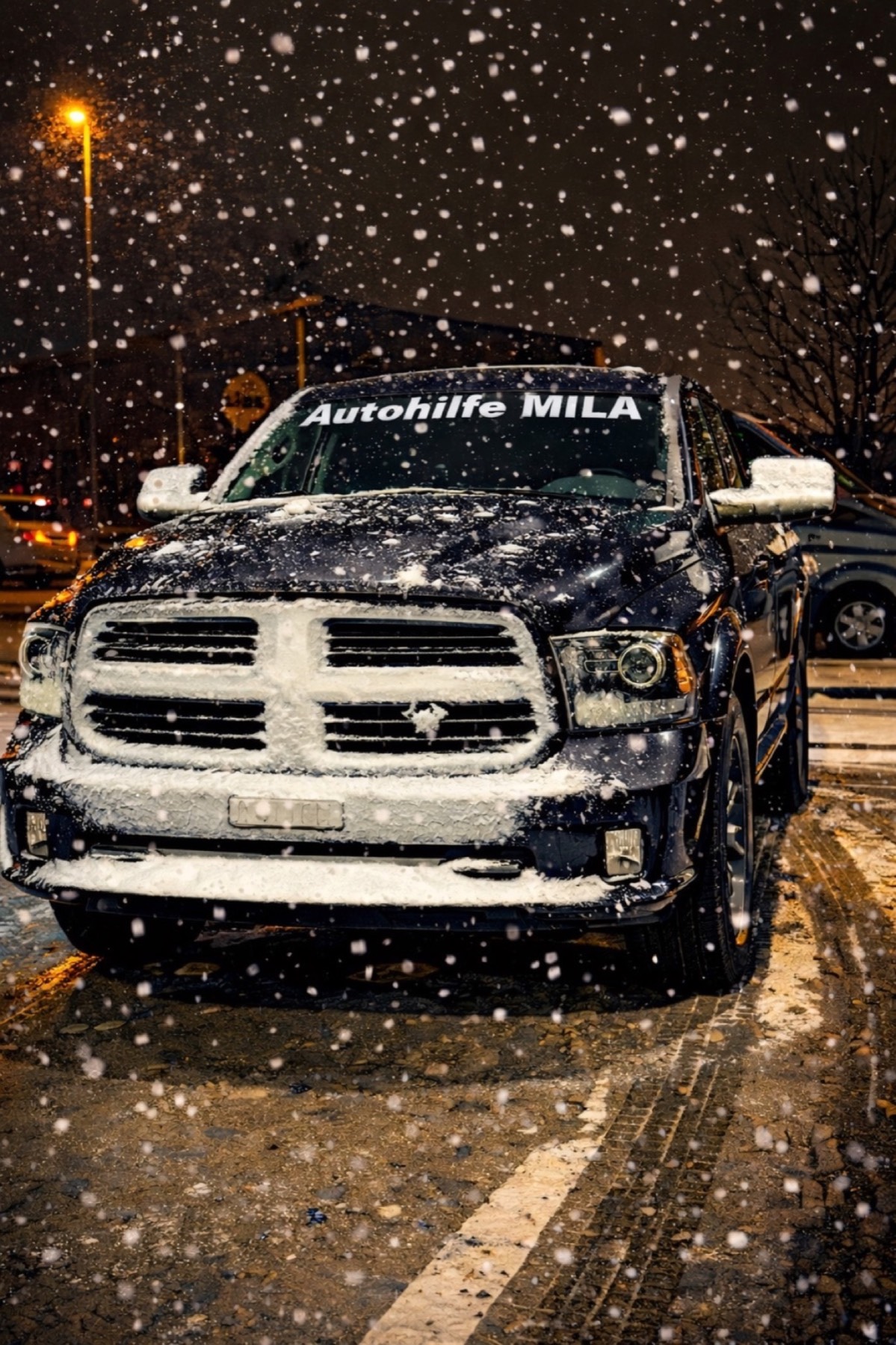RAM 1500 von Autohilfe MILA in starkem Schneefall in schräger Frontansicht