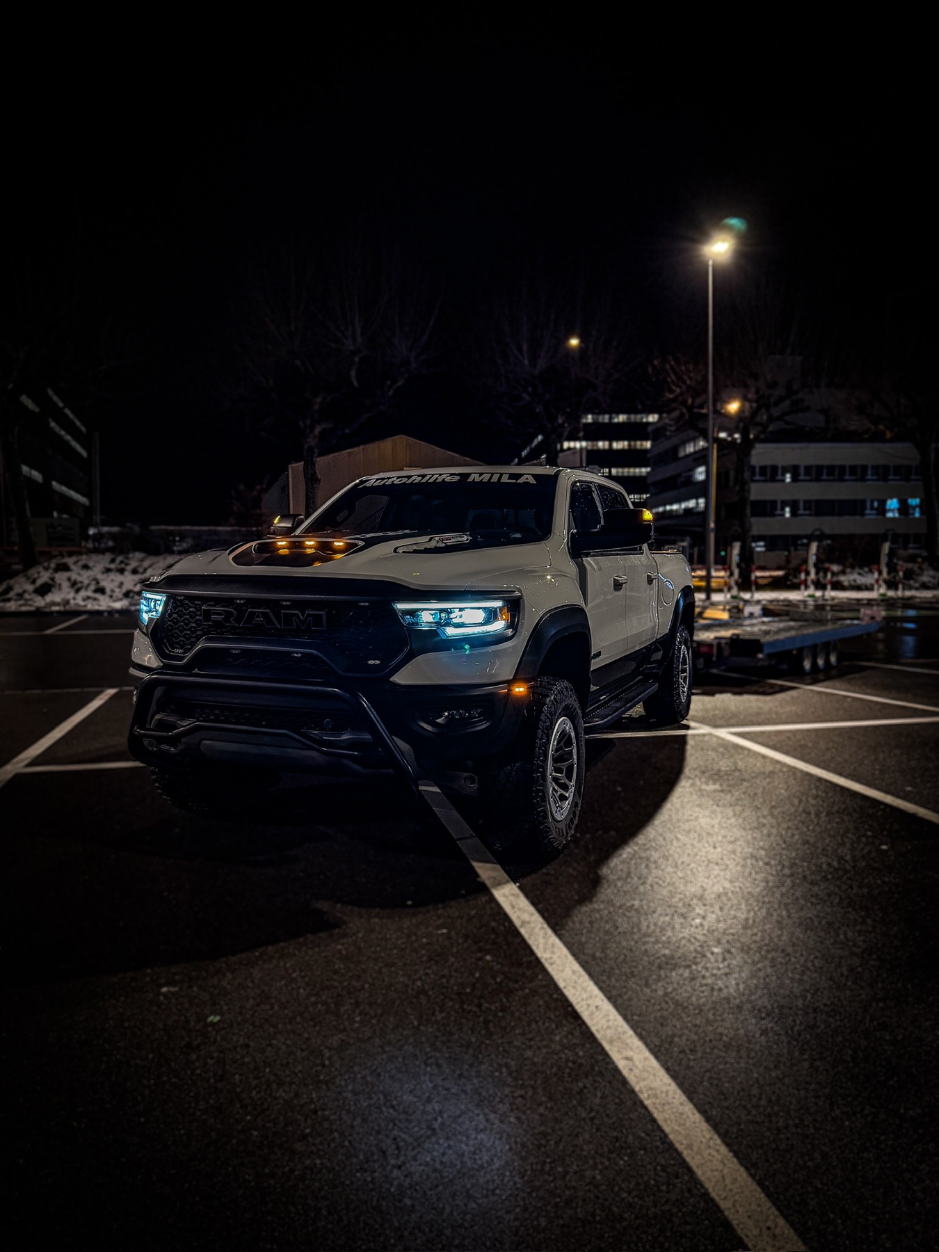 RAM TRX von Autohilfe MILA aus schräger Frontansicht bei Nacht