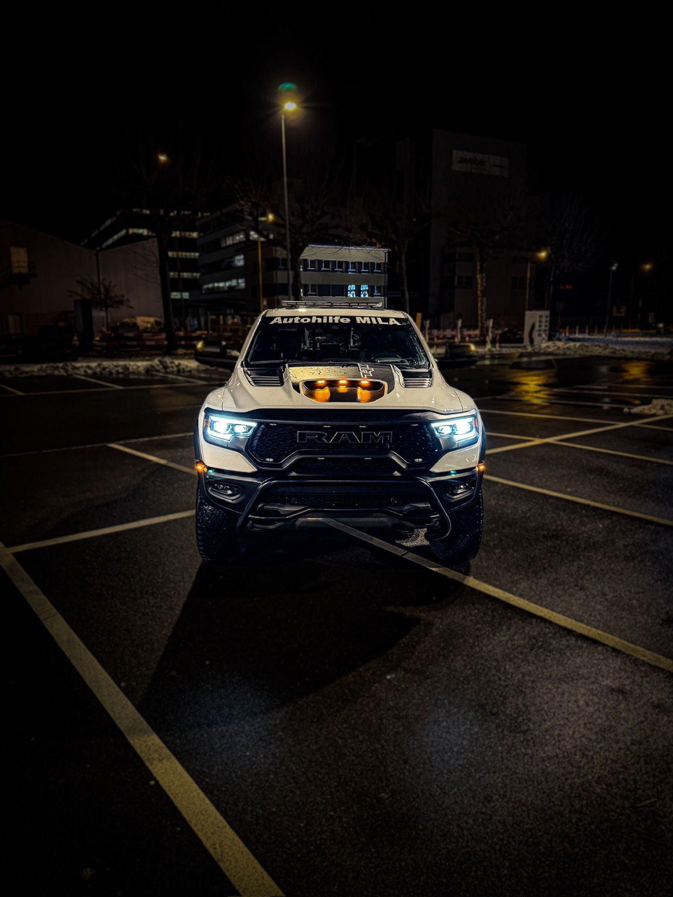 Direkte Frontansicht des RAM TRX von Autohilfe MILA mit eingeschalteter Einsatzbeleuchtung