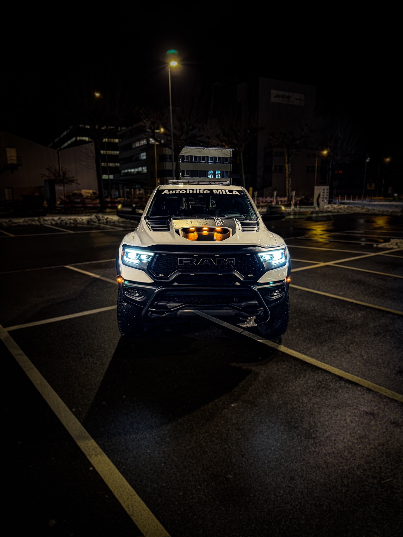 RAM TRX von Autohilfe MILA in Frontansicht bei Nacht